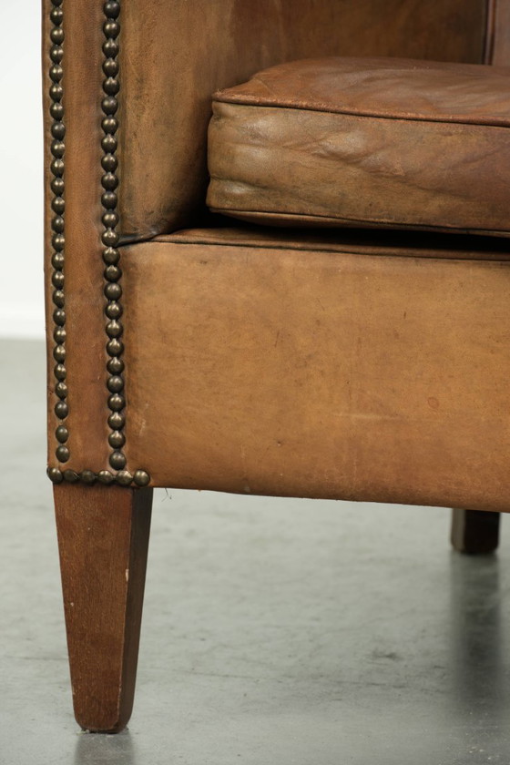 Leuke grote en comfortabele vintage schapenleren clubfauteuil in een mooie lichte cognac kleur – Leather (photo 11 of 12)