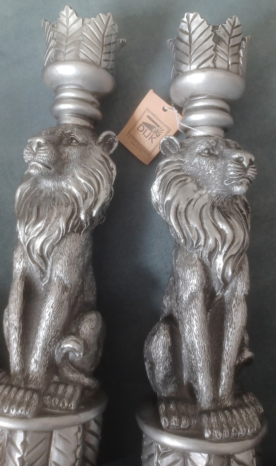 Image 1 of 2 x Bougeoirs Lion argentés en polyrésine décorative