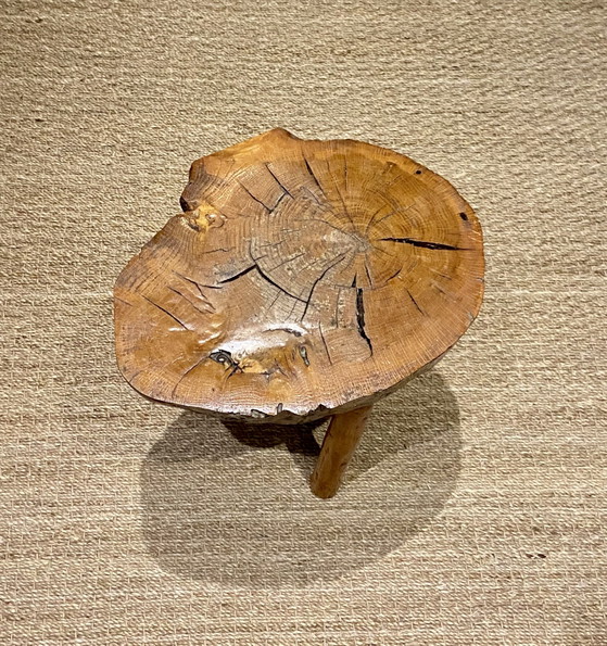Image 1 of Een paar Franse brutalistische houten krukken/bijzettafels, jaren 70