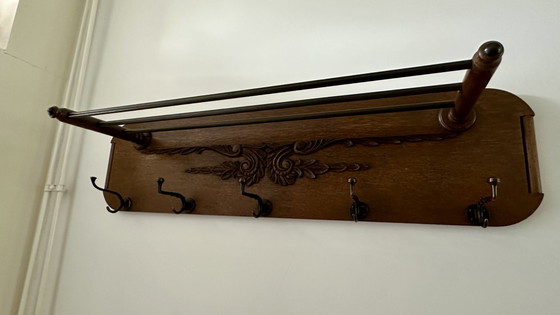 Image 1 of Porte-manteau classique vintage en bois avec étagère