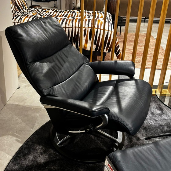 Image 1 of Poltrona reclinabile Stressless View con pouf