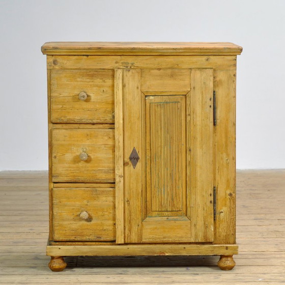 Armario de pino, circa 1900 – Iron, Wood (photo 2 of 14)