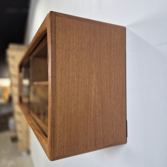 Image 1 of Buffet suspendu vintage danois Dyrlund des années 1960, meuble vitrine mural