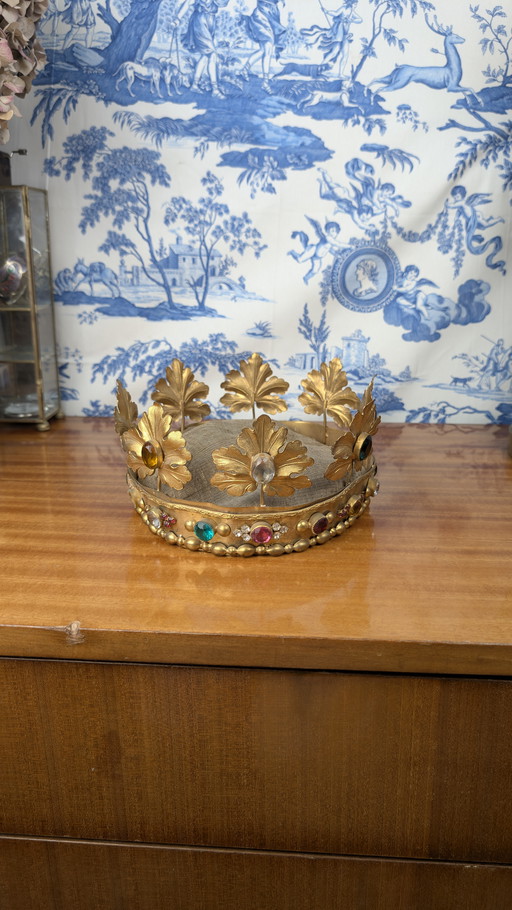 Grote verguld messing maagdenkroon en gekleurd glazen cabochon uit de 19e eeuw
