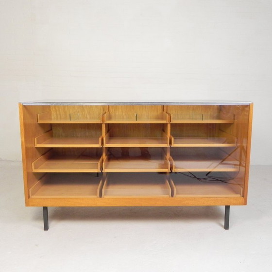 Image 1 of Mostrador/vitrina de exhibición de Ladenbau Brixius, 150 cm de largo, década de 1950.
