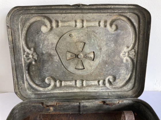 Petit poêle, boîte de rangement en métal antique, grille décorative unique. – Girodon & Cie, Objets déco (photo 8 of 11)