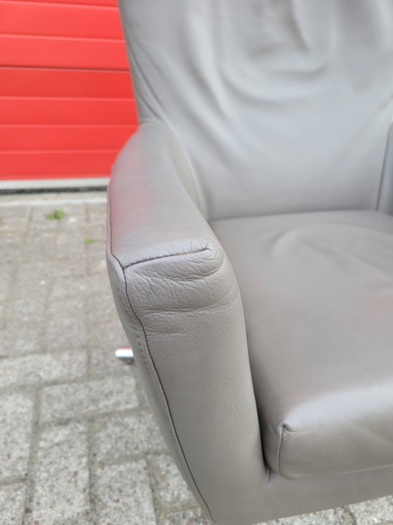 Image 1 of Nette leren Taupe kleurige Label van den Berg Foxx fauteuil