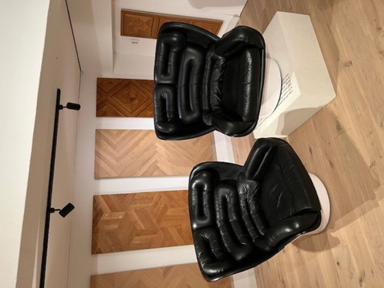Image 1 of 2 stuks originele Elda Chairs, draaifauteuils in zwartleer en wit kunststof van Joe Colombo in zeer goede staatde staat