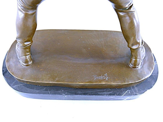 Image 1 of Statua in bronzo di Banksy lanciatore di fiori, modello grande