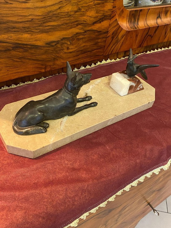 Image 1 of Sculture in bronzo Art Déco di un cane pastore e di un uccello su una lastra di marmo. Realizzate in Francia intorno al 1920.