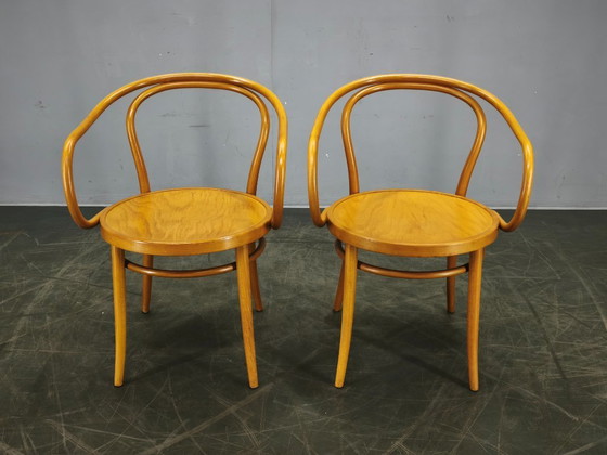 Image 1 of Silla de comedor con brazos TON Modelo 209 de madera curvada de haya, estilo checo, ideal para cafeterías y restaurantes.