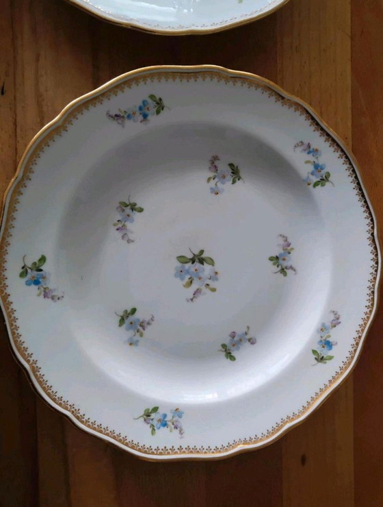 Image 1 of 4 vintage Meissen porseleinen taartschalen met bloemmotief en gouden rand.