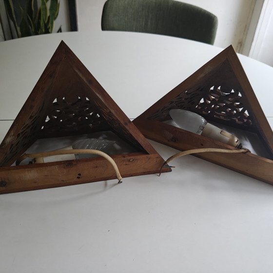 Image 1 of Authentieke vintage handgesneden houten wandlampen – set van 2
