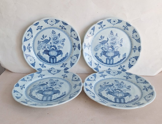 Image 1 of Firma Oud Delft Nijmegen 4 antike, zinnglasierte, handbemalte Pfauenteller aus Delfter Blau.