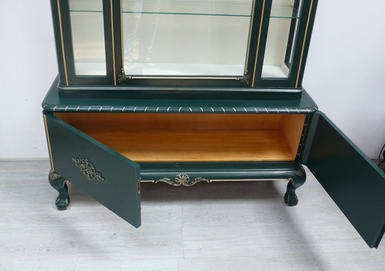Vitrinenschrank Viktorianischer Stil 1920er Moosgrün + Cremeweiß, Vollholz – Wood, Glass (photo 10 of 10)