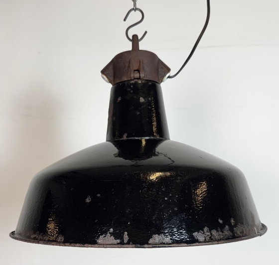 Image 1 of Industriële zwarte geëmailleerde fabriekslamp met gietijzeren bovenkant, jaren 50