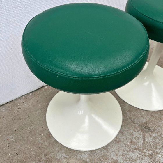 Image 1 of 2 taburetes de tulipán de mediados de siglo con asiento de polipiel verde