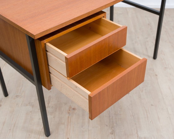 Image 1 of Bureau in mid-century modern stijl uit de jaren 60, met een strak, modern design. Teakhout.