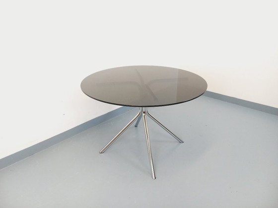 Image 1 of Vintage ronde eettafel van plexiglas, rookglasachtig materiaal en verchroomd metaal, in Space Age-stijl uit de jaren 70.