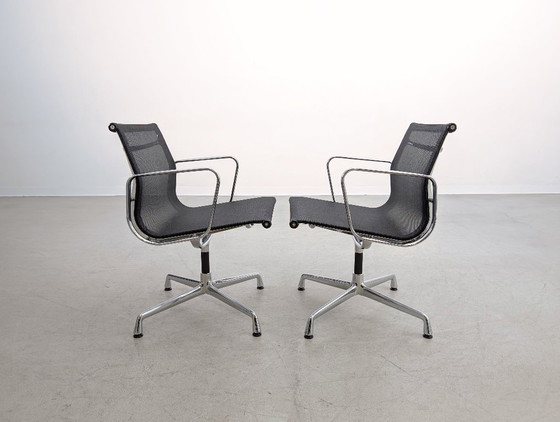 Image 1 of Set van 2 Vitra EA108 bureaustoelen, Charles Ray Eames mesh design