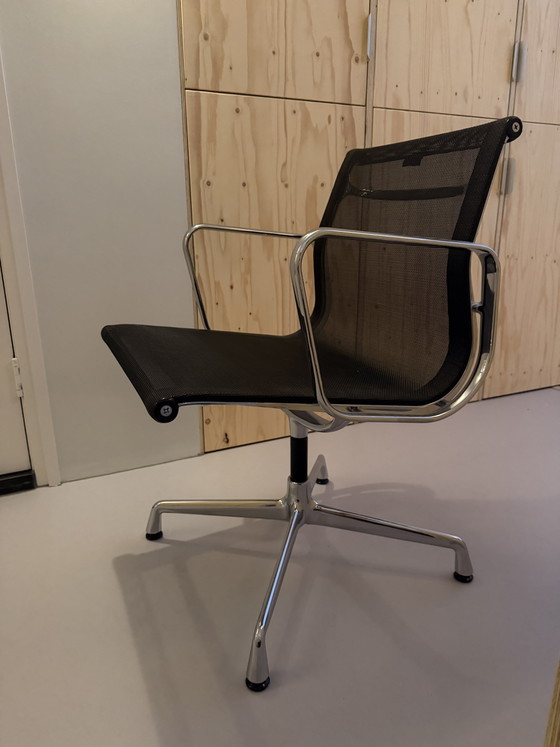 Sedia Vitra Eames EA 108 in rete nera / struttura cromata, Sedie girevoli, Cromo, Nero (foto 3 di 5)