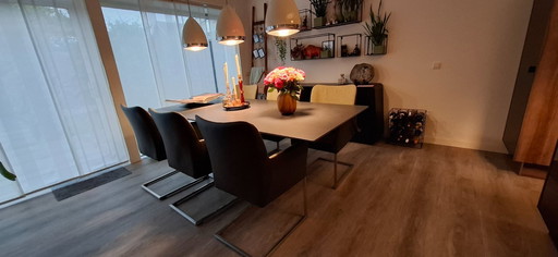 table à manger avec un magnifique plateau en céramique