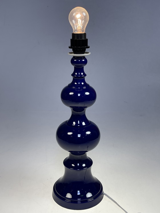 Image 1 of Lampe de table, base en faïence bleue, abat-jour fleuri. Allemagne 1980's