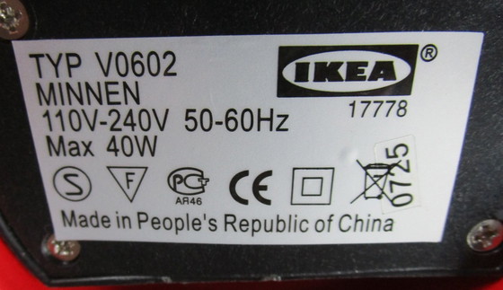 Image 1 of Lampada da parete rossa vintage IKEA in stile Memphis con griglia a ragnatela.