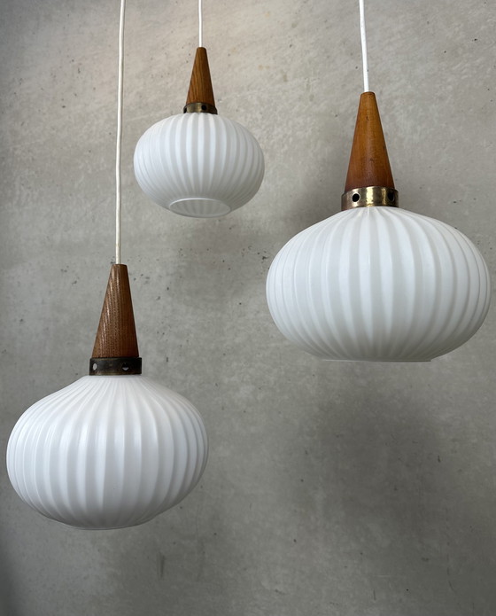 Image 1 of 3x lámparas colgantes 'japandi' - teca y opalina