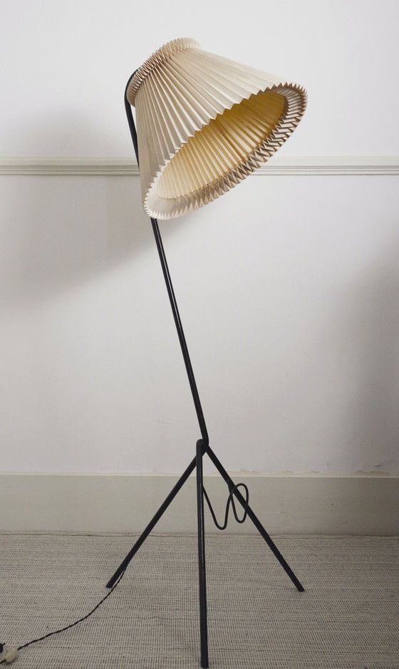 Image 1 of Vintage Le Klint vloerlamp met originele handgevouwen geplooide acrylkap, Deense mid-century moderne leeslamp met magazijn.