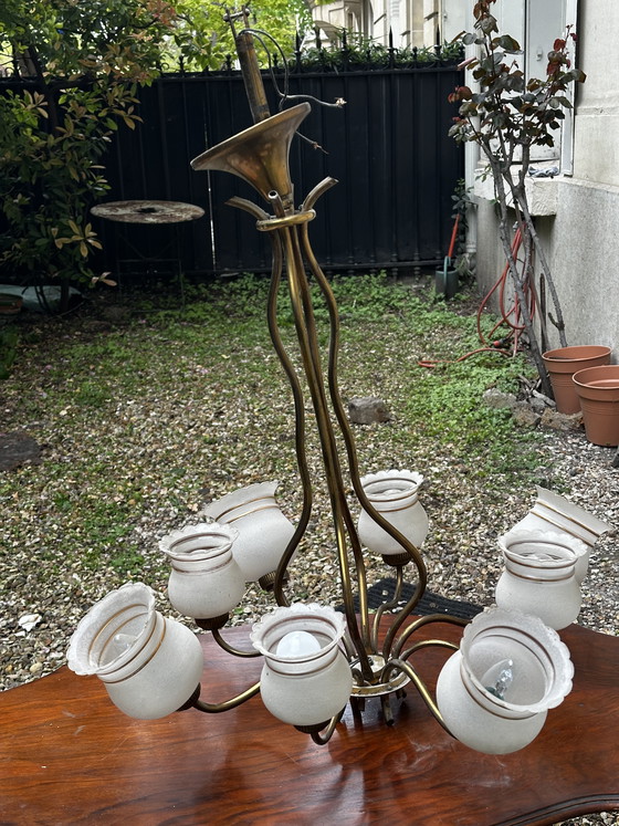 Image 1 of Lampadario vintage anni '50 a 8 bracci in ottone e vetro satinato bianco e oro.