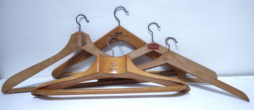 vijf vintage Franse houten kledinghangers met stempel