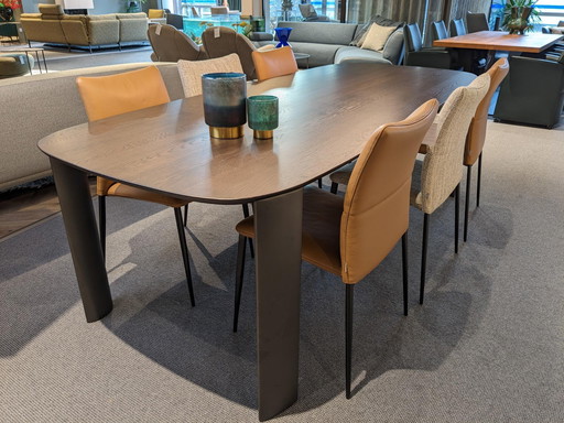1x Tico dining table from the brand Leolux