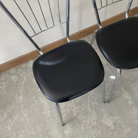 Een paar stoelen van metaal en kunstleer. – Eetkamerstoelen, Metal, Chrome (photo 2 of 5)
