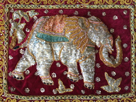Image 1 of Elefante ricamato su stoffa incorniciato, fatto a mano dall'India