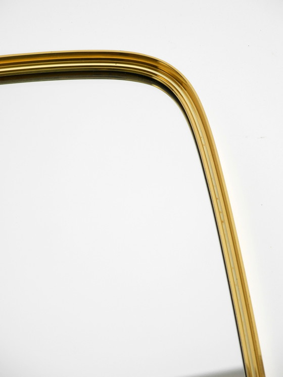 Image 1 of Magnifique miroir mural original du Mid Century Modern "Münchener Zierspiegel" avec cadre en laiton lourd