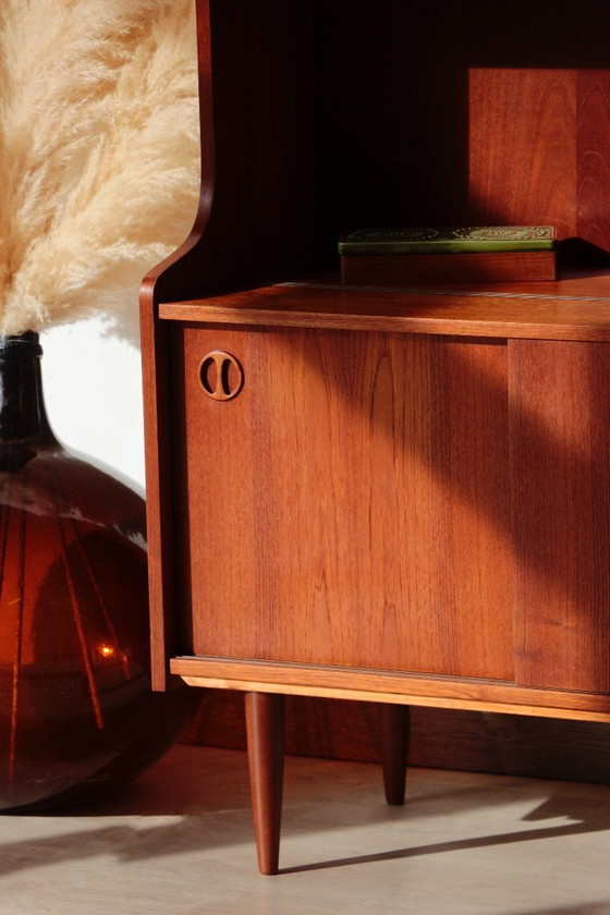 Image 1 of Librería escandinava de teca con frente de cristal