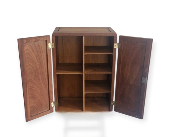 Image 1 of Ambachtelijke kast uit de jaren 50 - Massief mahonie en messing beslag