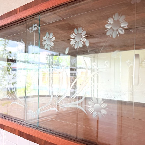Image 1 of Art-deco stijl hangvitrine met bloemgravure