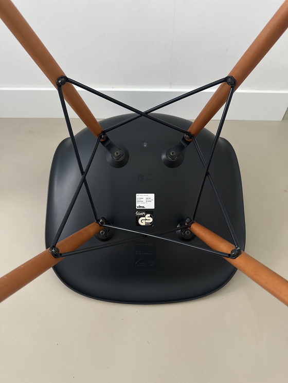 Image 1 of Silla Vitra Eames DSW negra en muy buen estado