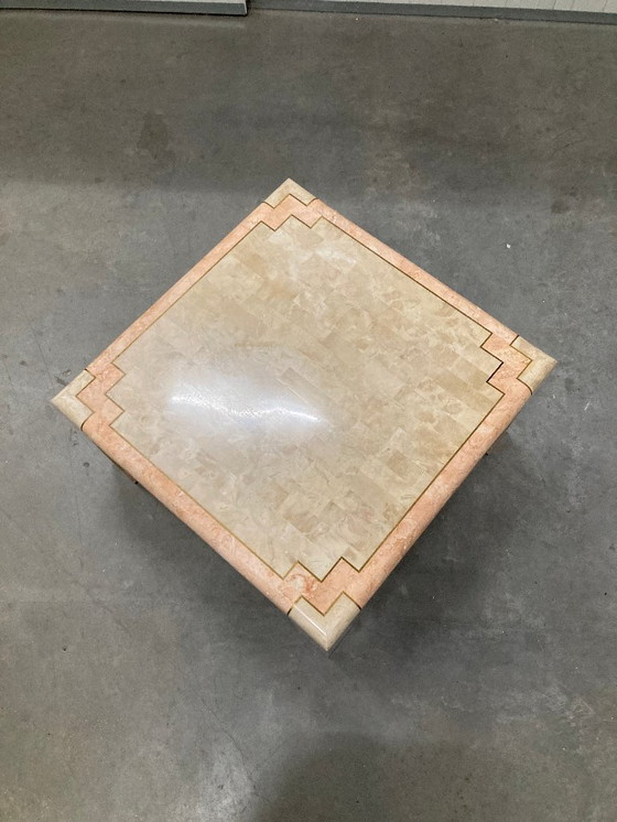 Image 1 of Marmeren salontafel uit de jaren '80, met mozaïekpatroon, gebroken wit en zalmkleur met messing accenten.