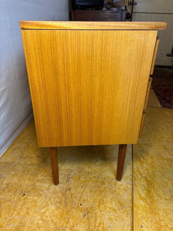 Image 1 of Mid-Century Retro Vintage Teakhouten Dressoir van Sakol uit 1960. Deens design, Brits vakmanschap, tijdloze opbergruimte.