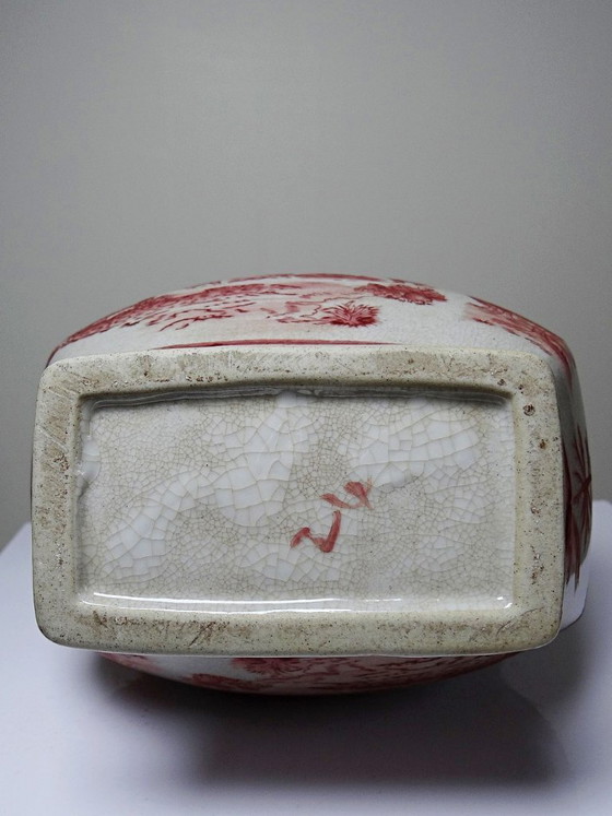 Image 1 of Roze chinoiserie balustervaas met perzikkleurige handvatten, Staffordshire-stijl, Engeland