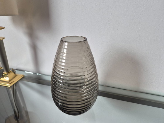 Image 1 of Copiadora/Fábrica de vidrio Leerdam - Jarrón acanalado Fumé (diseño 1953)