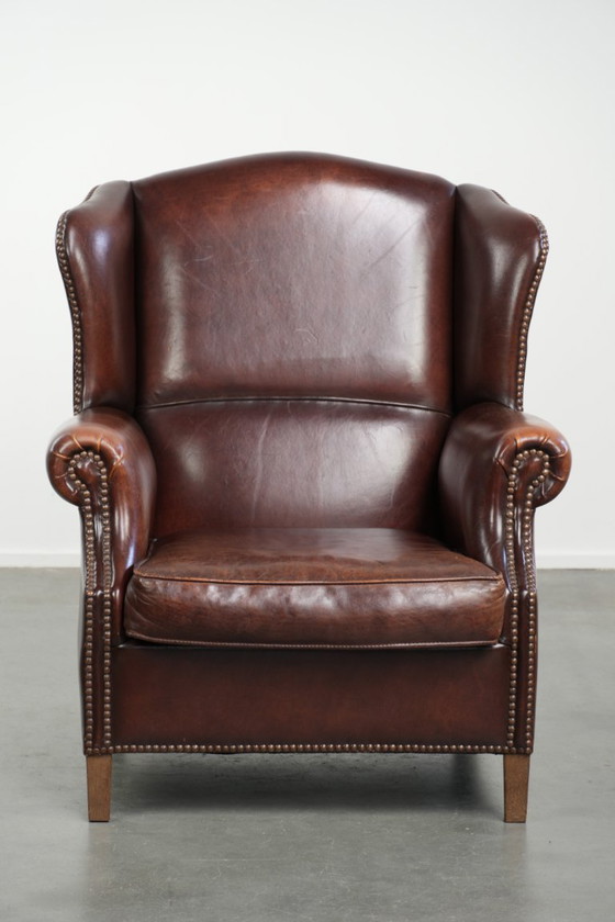 Image 1 of Elegante poltrona vintage con schienale alto in pelle di pecora, dal look inglese senza tempo, rifinita con borchie decorative.