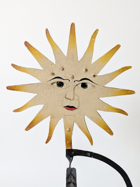Scultura cinetica vintage a forma di volto di sole, in metallo dipinto a mano. – Sculture (photo 5 of 18)