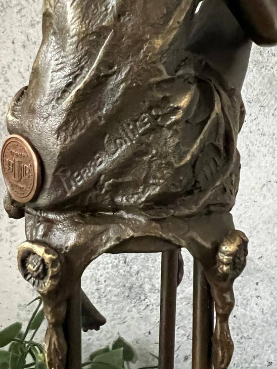 Image 1 of Donna in bronzo su sedia