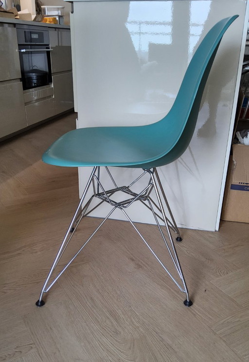 1x Vitra Eames Plasti Chair