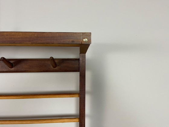 Mid-Century Modern Wandkleiderständer aus Holz mit Hutablage, Europäisches Design, 1950er–1960er. Ref. DO2003 (photo 6 of 11)