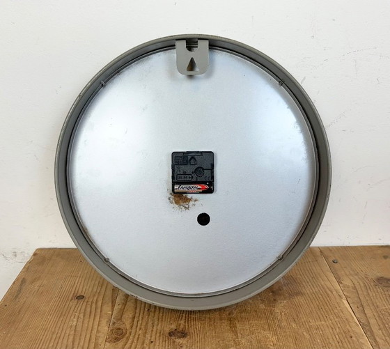 Image 1 of Grijze industriële stationswandklok van Nedklok, 1960